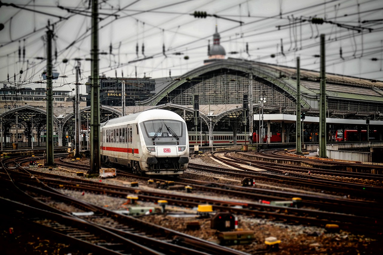 train, tracks, train station-619082.jpg